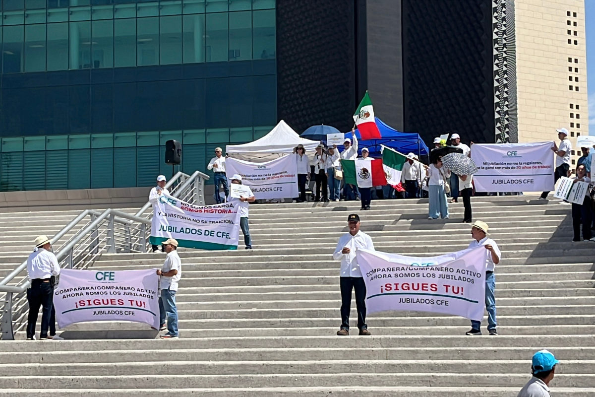 Jubilados de CFE protestan en Torreón por recorte a pensiones