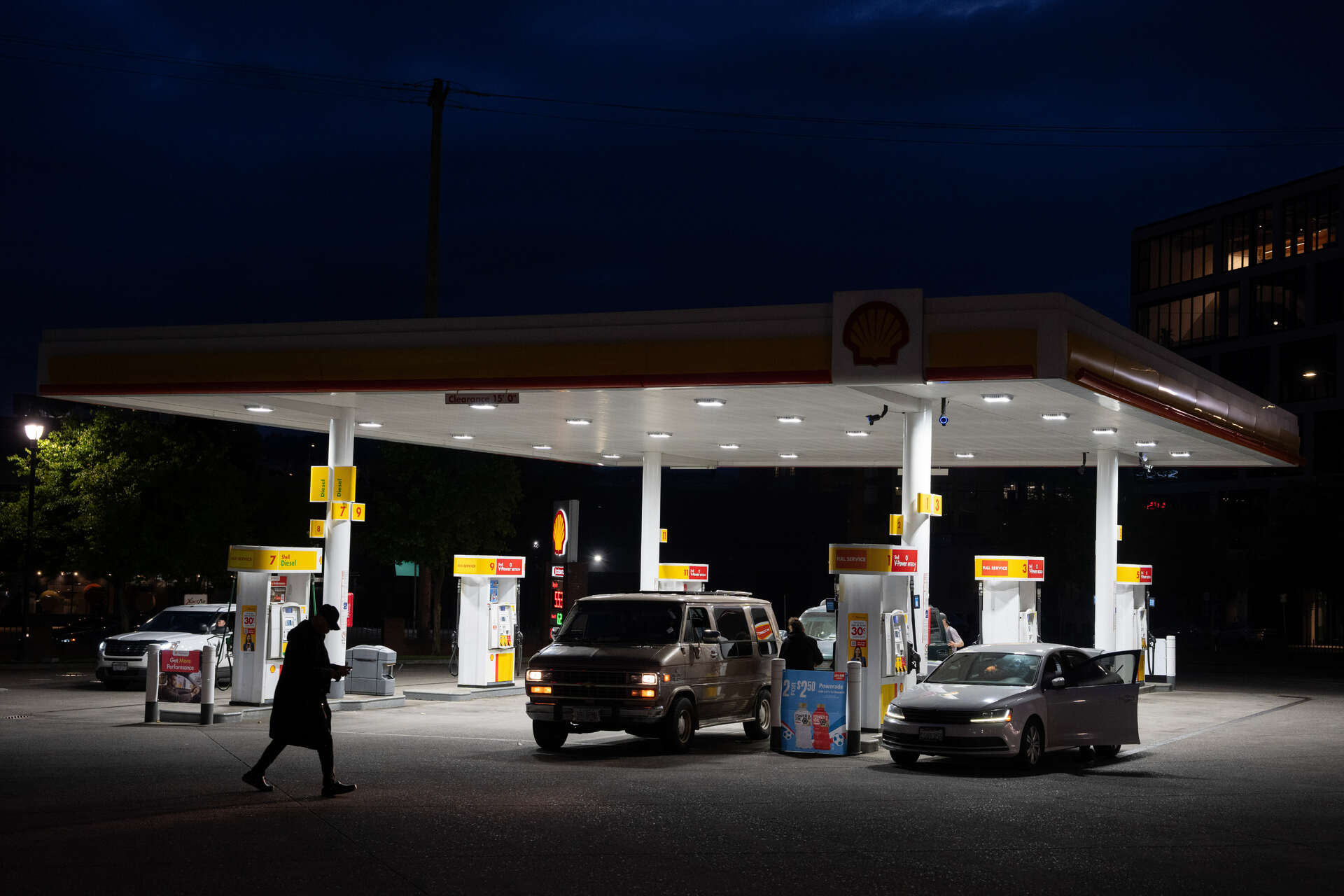 Trump propone pausar impuesto a gasolina