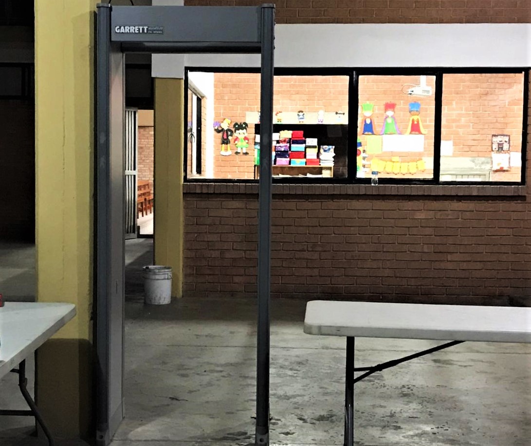 Prueba piloto con detectores de metal arrojó una bala y una navaja en una escuela primaria de Gómez Palacio