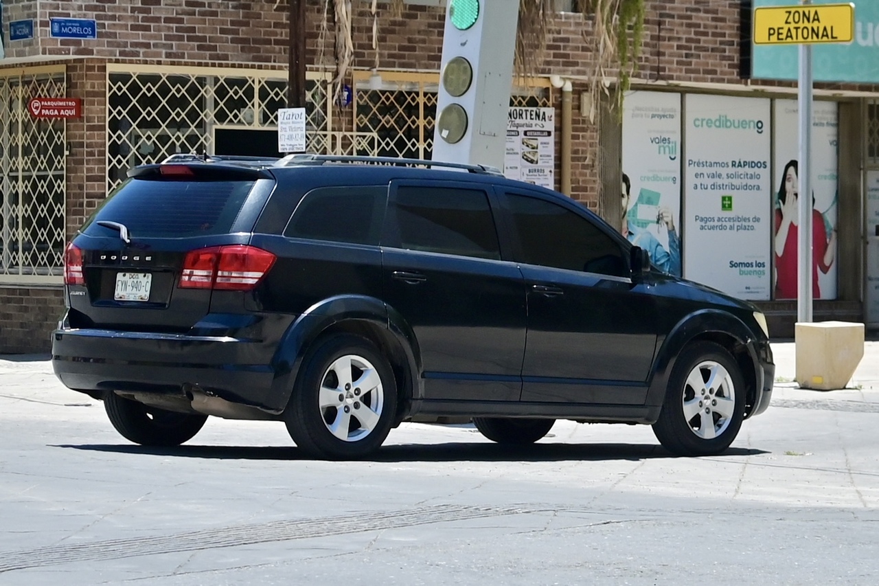 Van contra vehículos sin placas y polarizados en Laguna de Durango