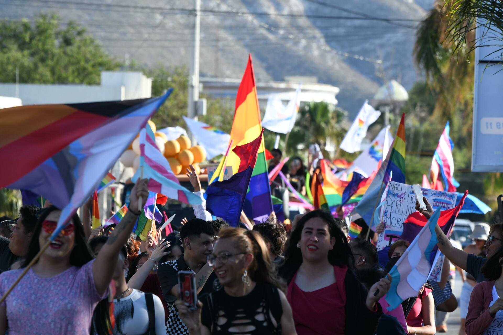 Marchan por el Orgullo LGBT+ en Laguna de Durango y exigen Ley de Identidad de Género