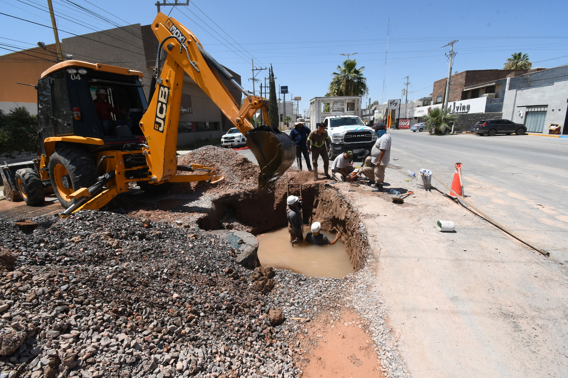 Fuga de agua y hundimientos retrasan obra del Colector Paseo de la Rosita en Torreón