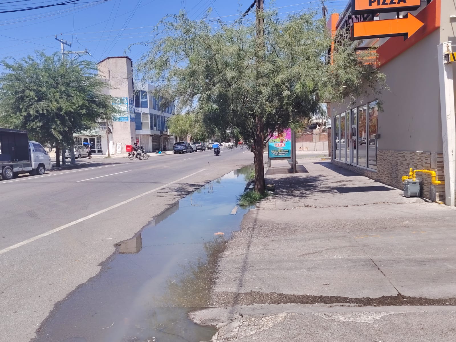 Aguas negras invaden avenida Hidalgo por drenaje saturado