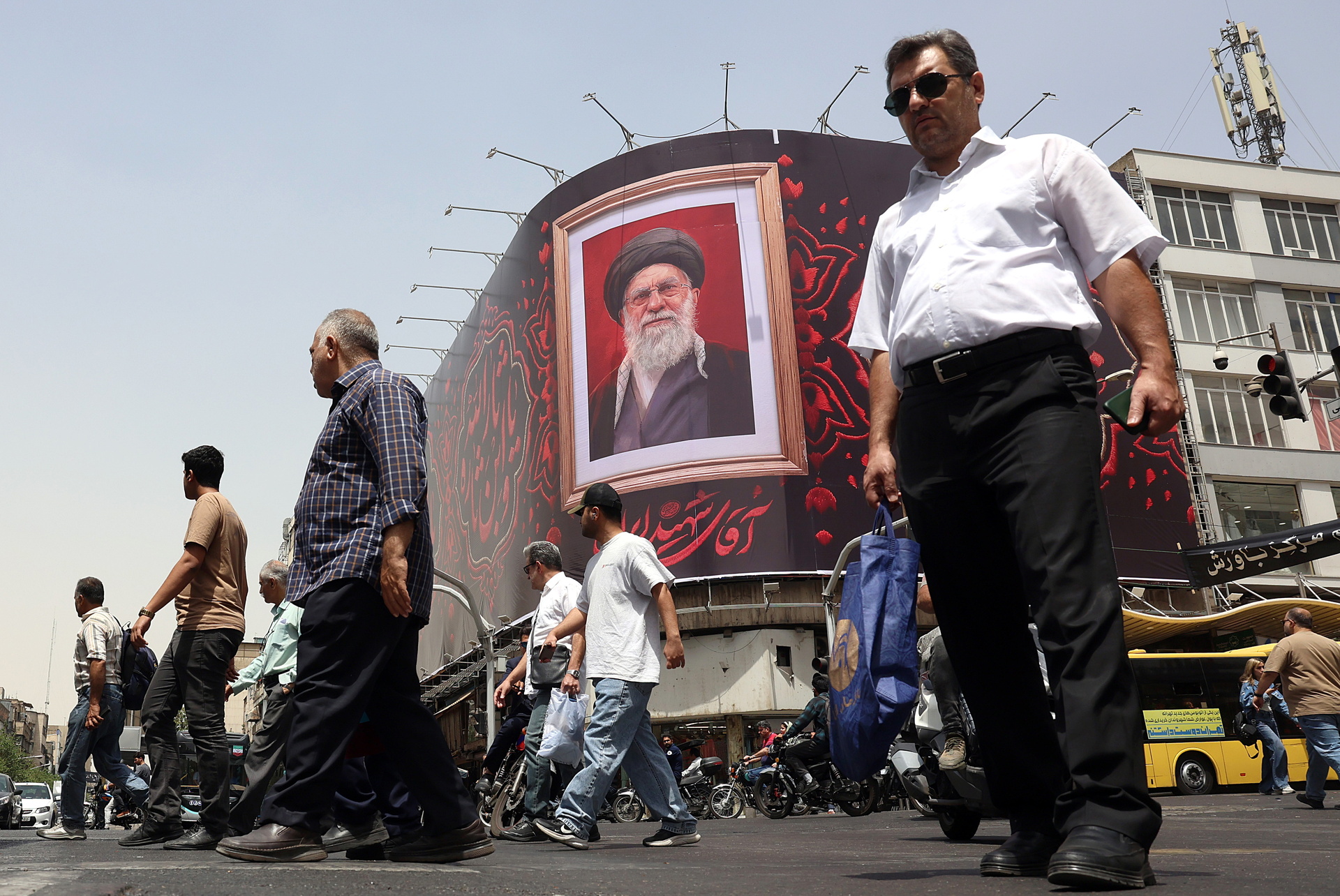 Irán comienza los mayores funerales de su historia para despedir al ayatolá Alí Jameneí