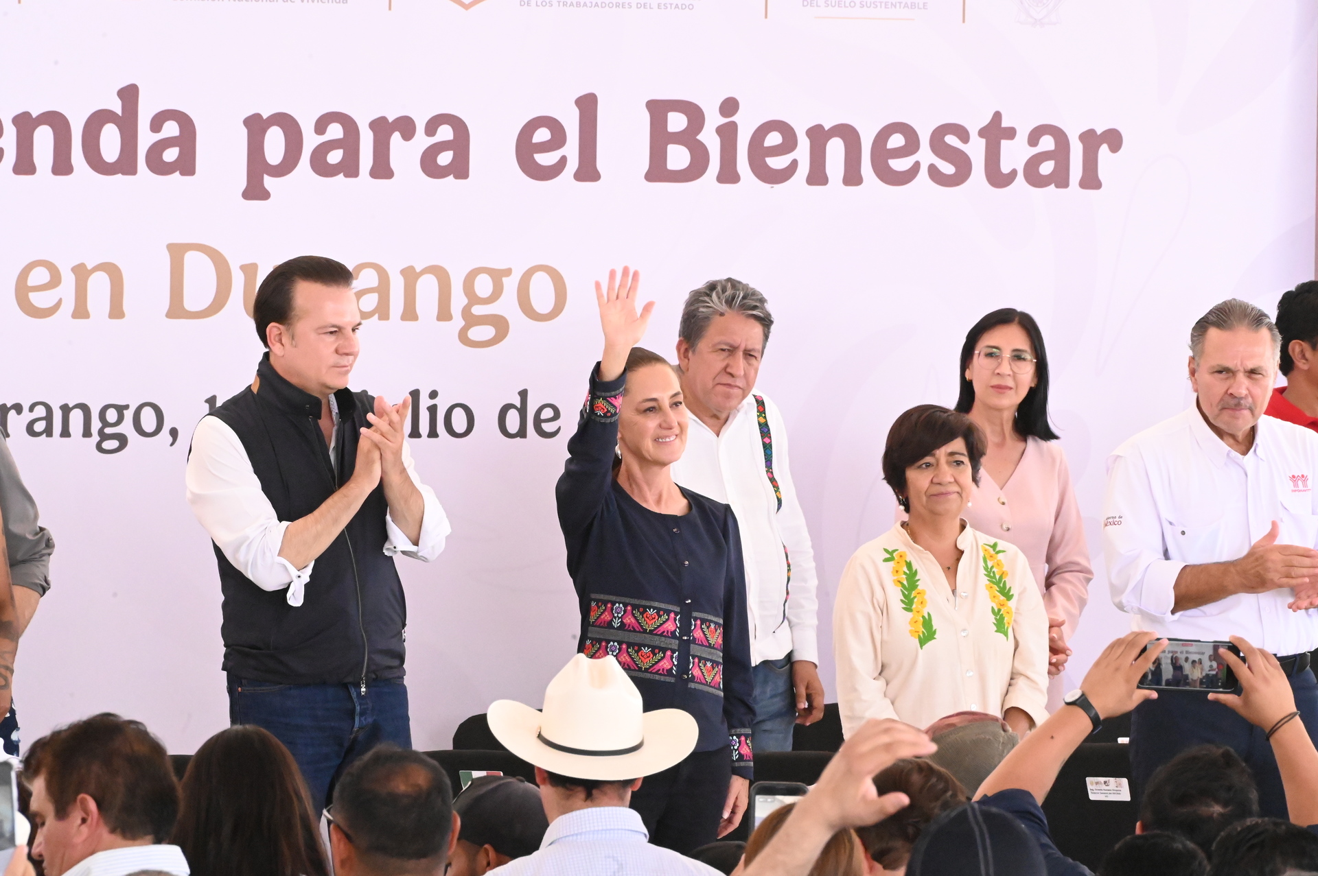 Sheinbaum entrega primeras Viviendas para el Bienestar en Gómez Palacio