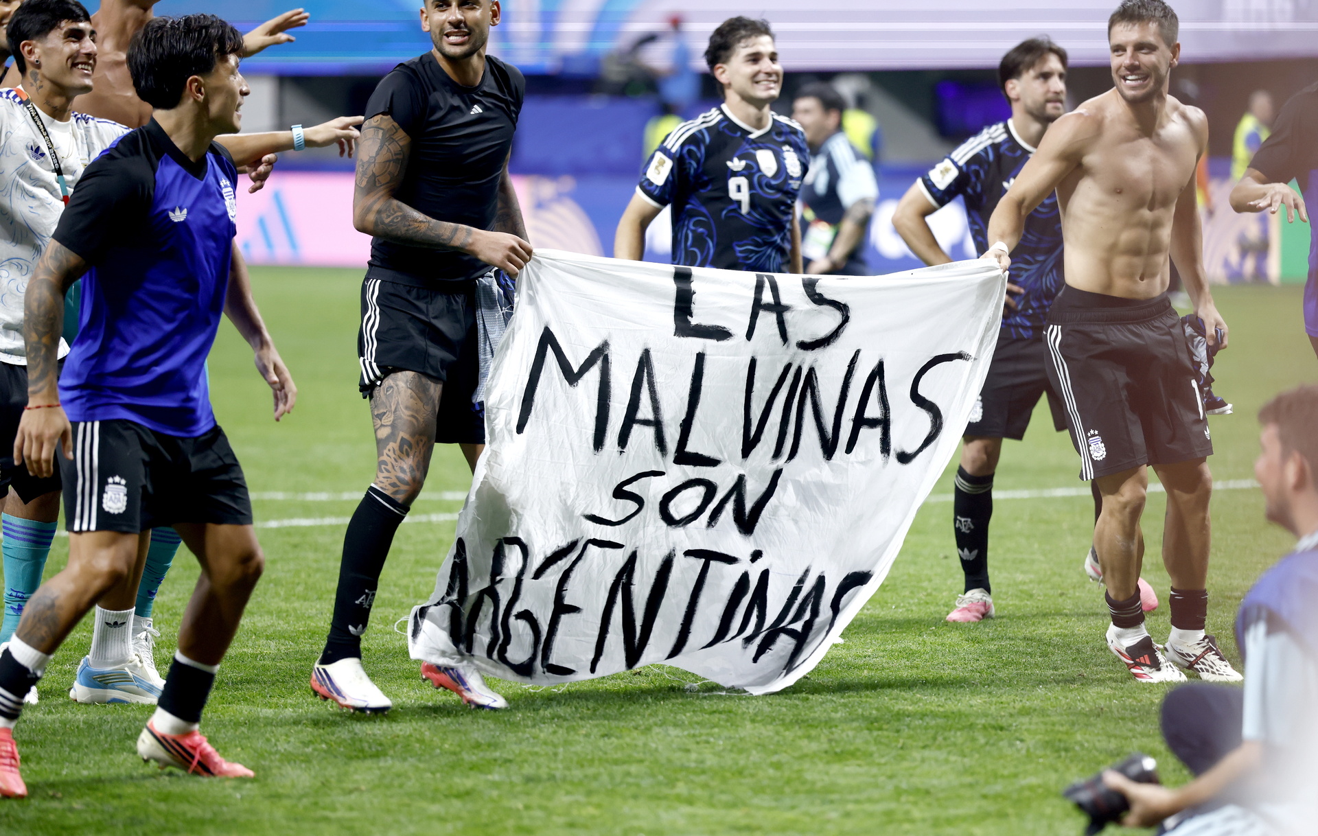 Reino Unido pide indagar pancarta de Malvinas