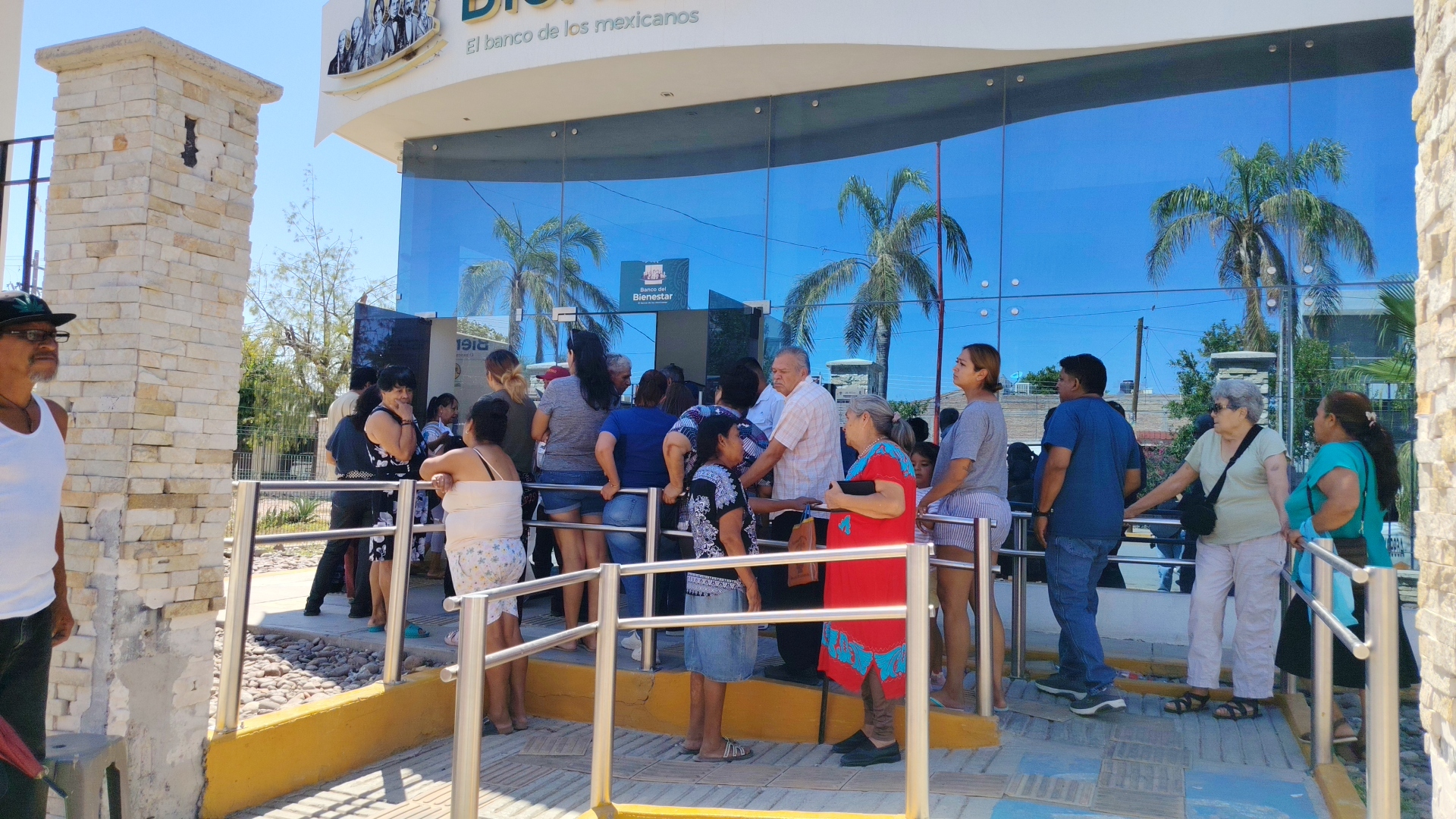 Adultos mayores piden vigilancia en Banco del Bienestar