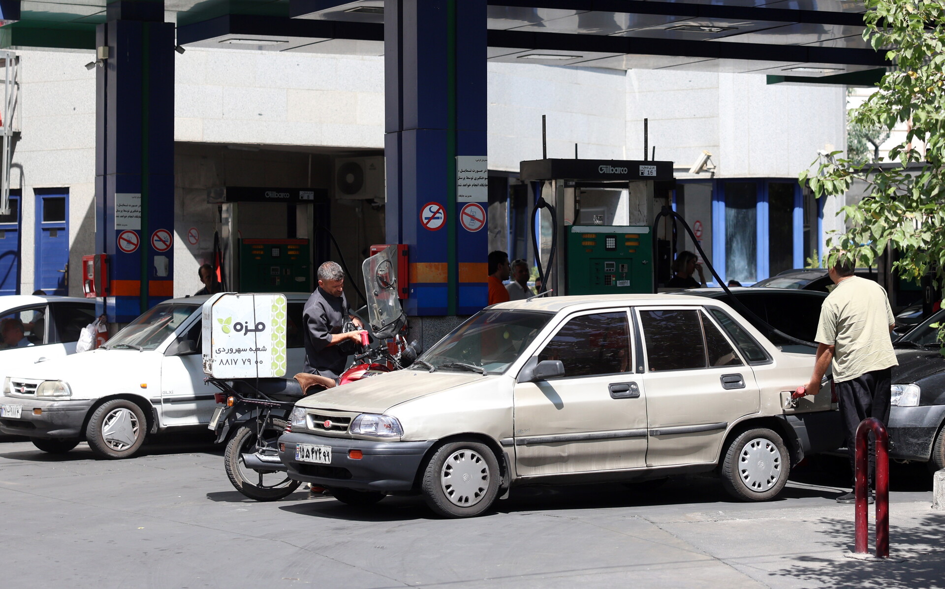 Escasea gasolina en Irán; Teherán no cede