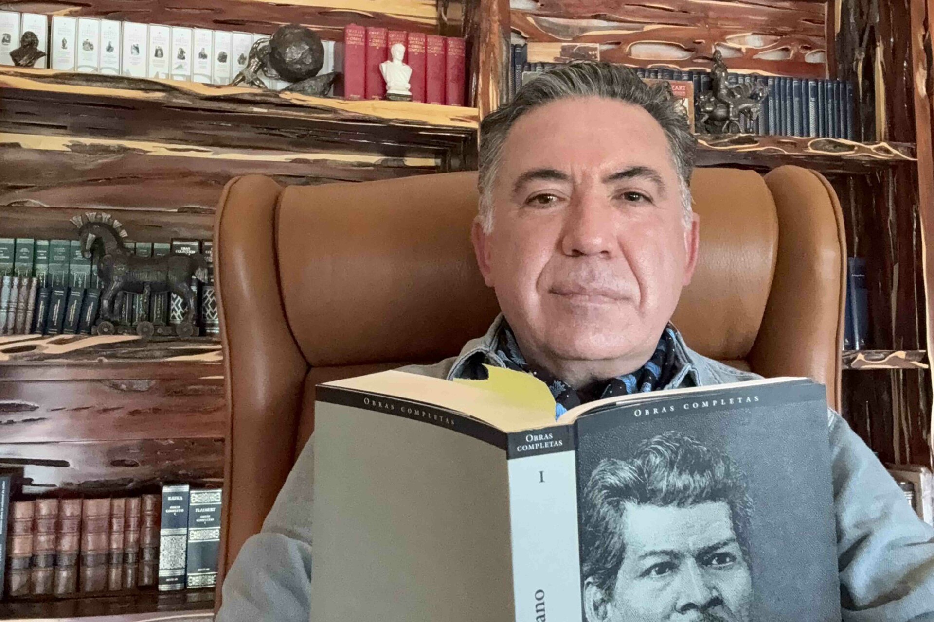 Enrique Inzunza deja Morena, permanecerá en Senado sin bancada