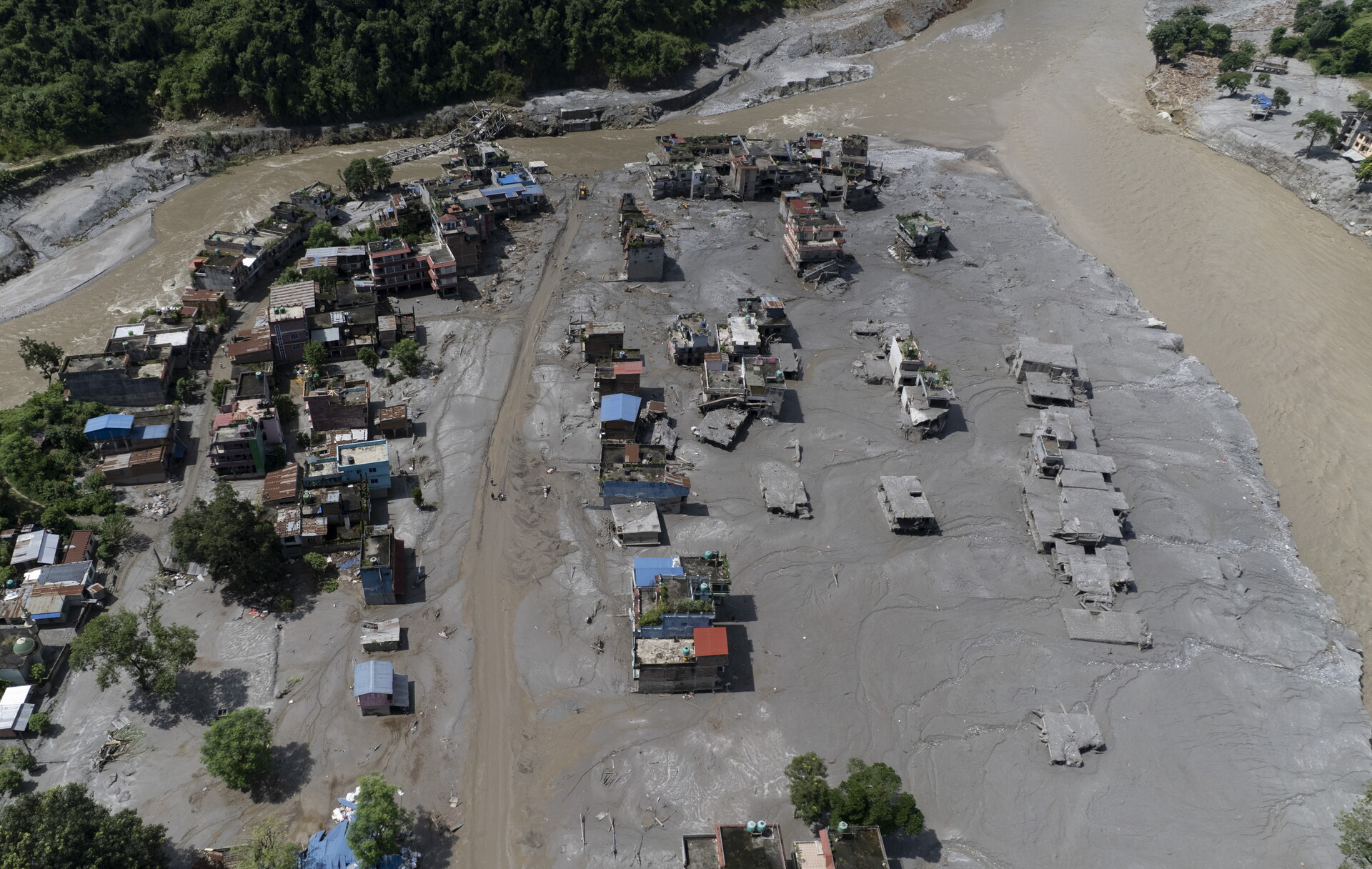 Sube a 359 cifra de muertos por riada en Nepal; hay mil 400 desaparecidos