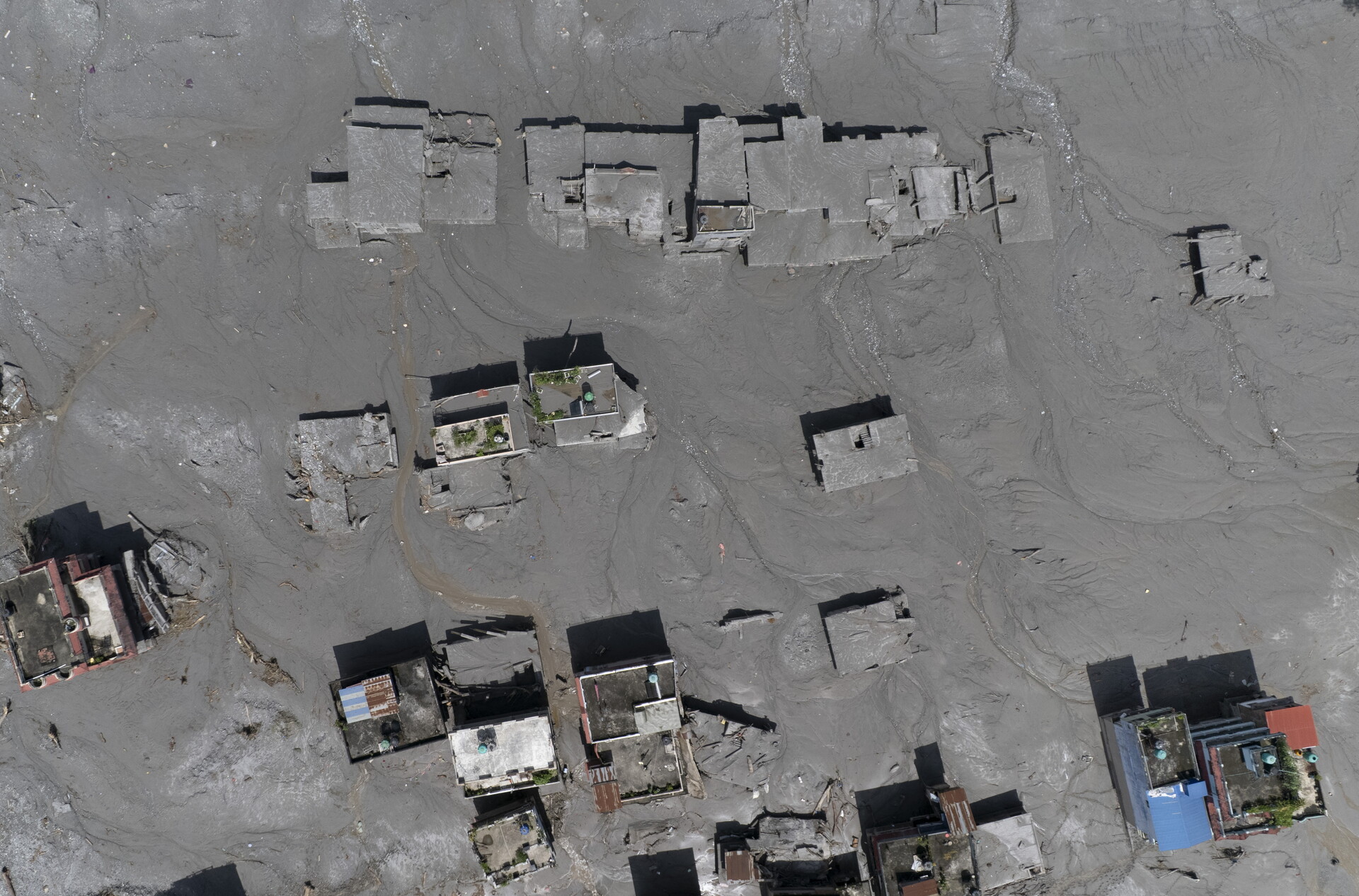Más de 390 muertos tras riadas en Nepal