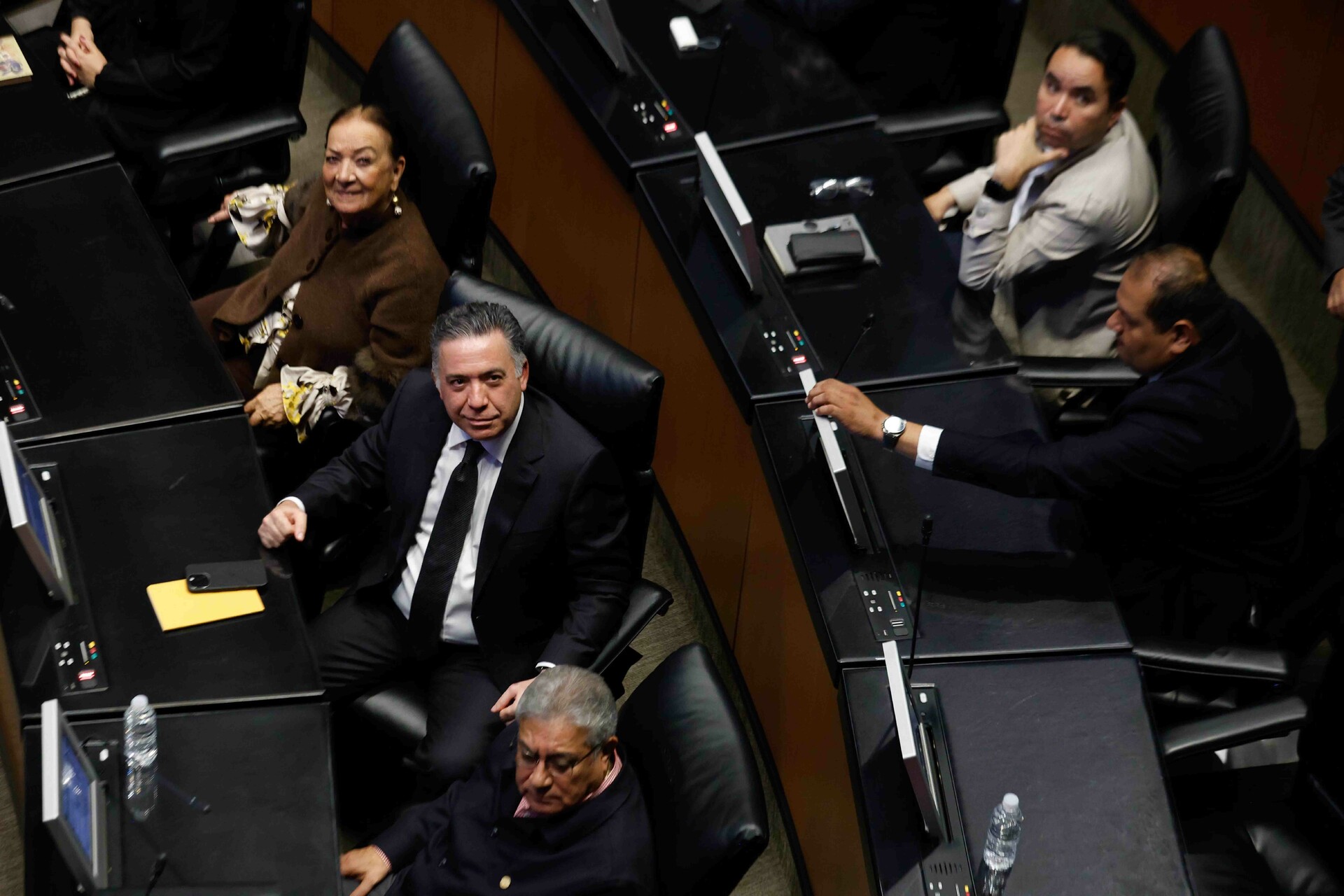 Regresa Enrique Inzunza al Senado; niega acusaciones de narcotráfico