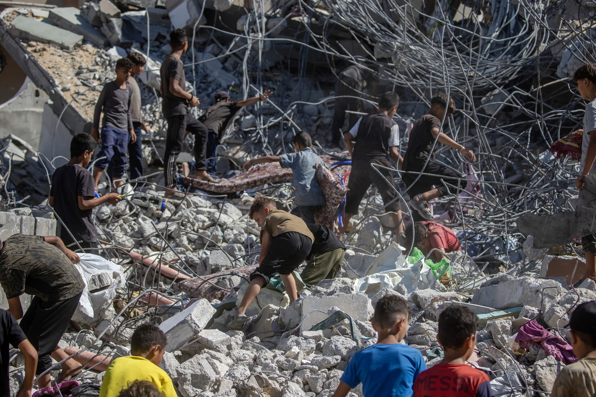 Acaba búsqueda de cuerpos del edificio derrumbado por daños de ataques israelíes en Gaza