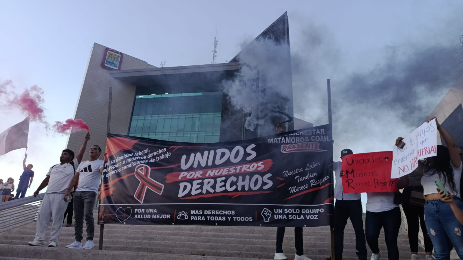 Marchan trabajadores del IMSS en Torreón; exigen respeto a sus derechos laborales