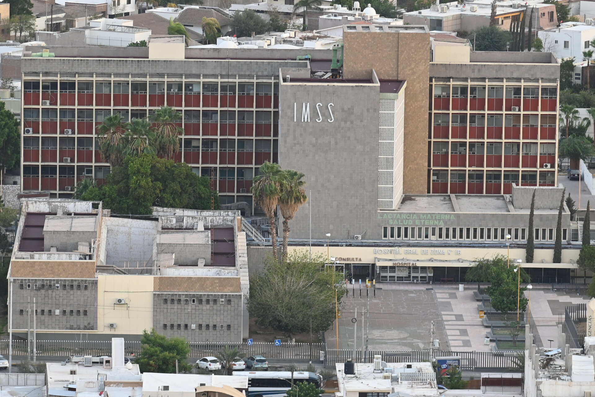 Amagan trabajadores del IMSS con paro