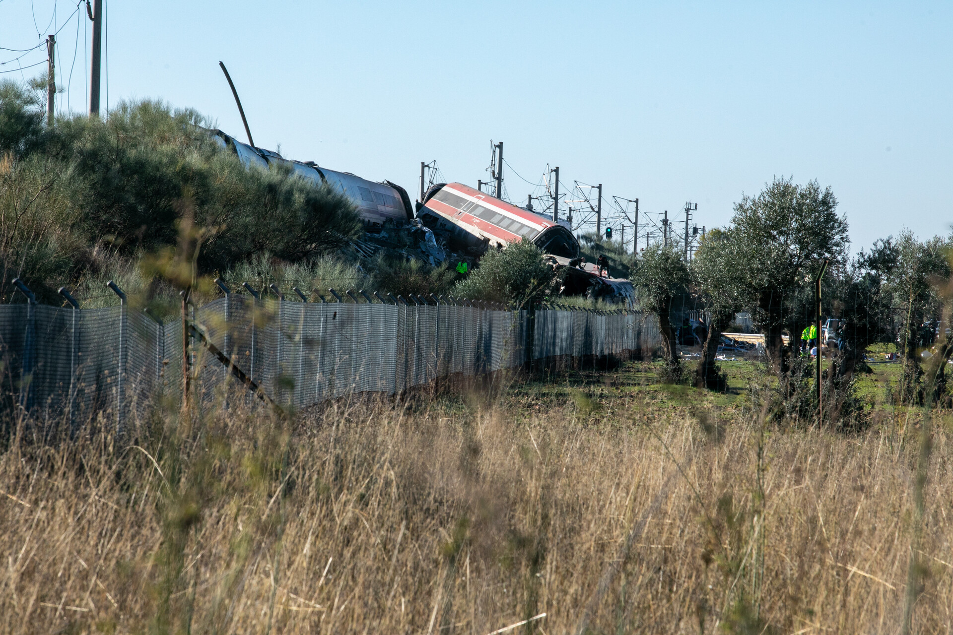 Reportan al menos 64 muertos en accidente de trenes en España